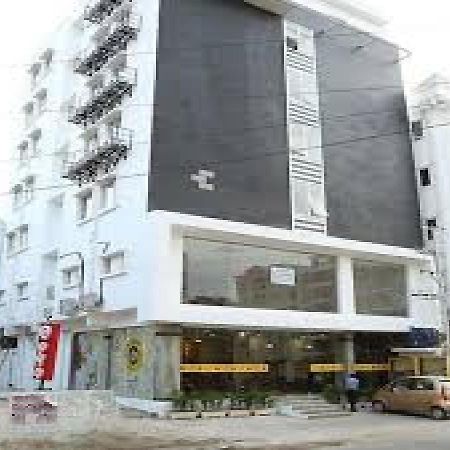 La Riviera Suites Madhapur Hyderabad Esterno foto