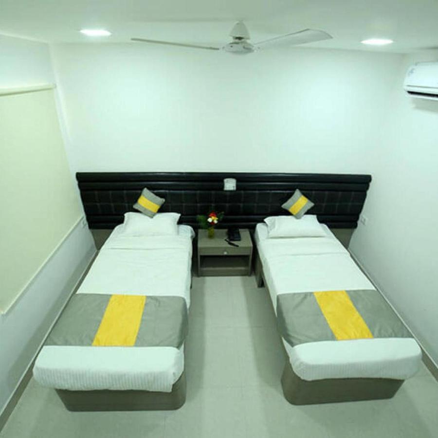 La Riviera Suites Madhapur Hyderabad Esterno foto