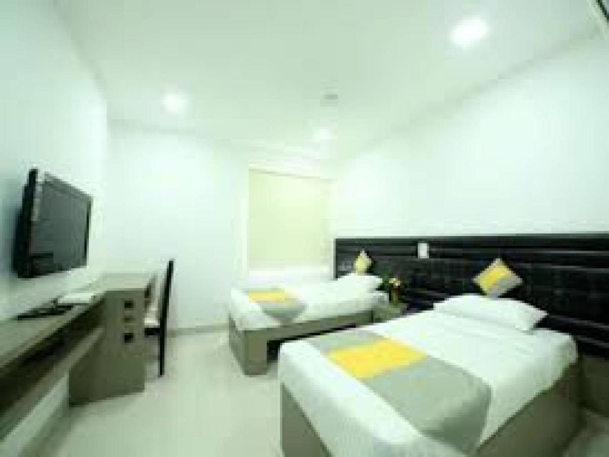 La Riviera Suites Madhapur Hyderabad Esterno foto
