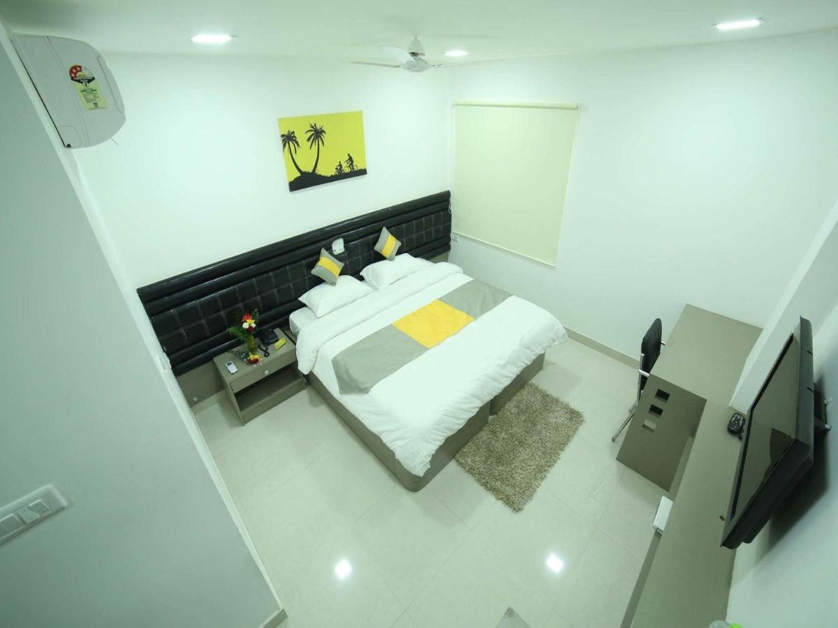 La Riviera Suites Madhapur Hyderabad Esterno foto