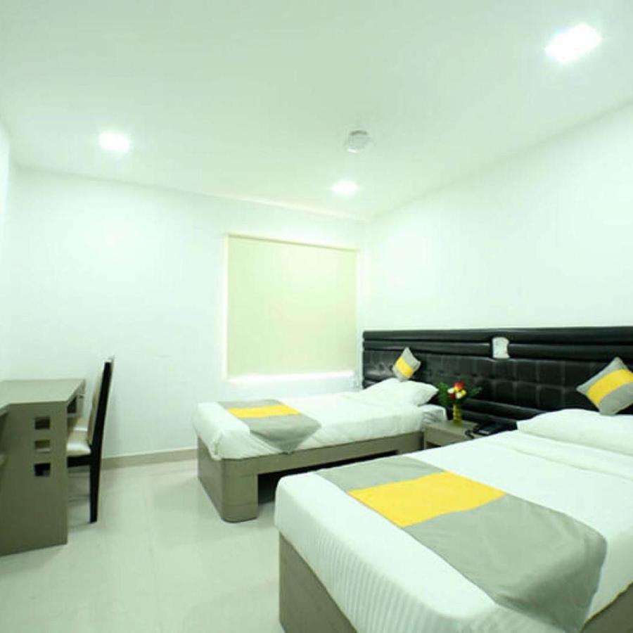 La Riviera Suites Madhapur Hyderabad Esterno foto