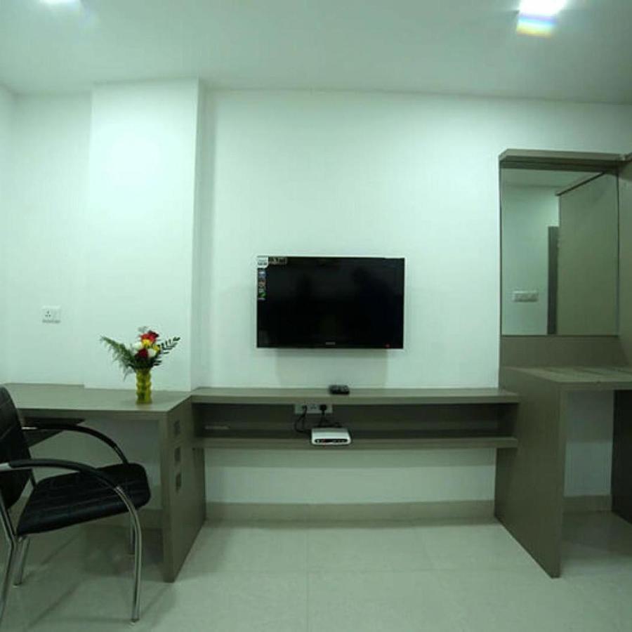La Riviera Suites Madhapur Hyderabad Esterno foto
