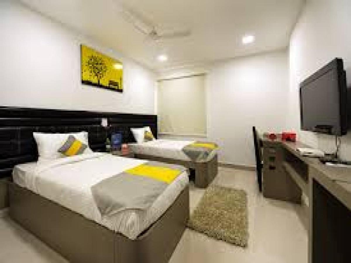 La Riviera Suites Madhapur Hyderabad Esterno foto