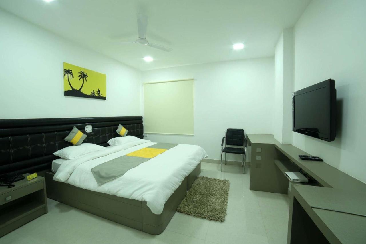La Riviera Suites Madhapur Hyderabad Esterno foto